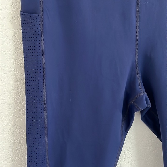 Ray Pose Capri Leggings With Mesh - Picture 2 of 5